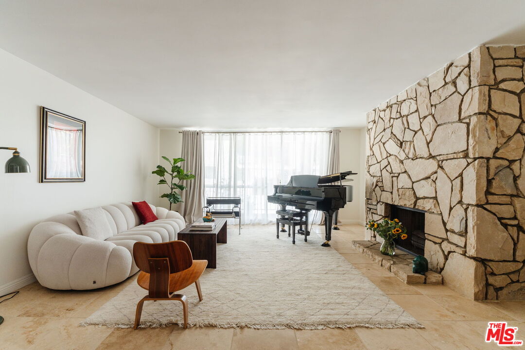 601 E Del Mar Blvd Unit: 204