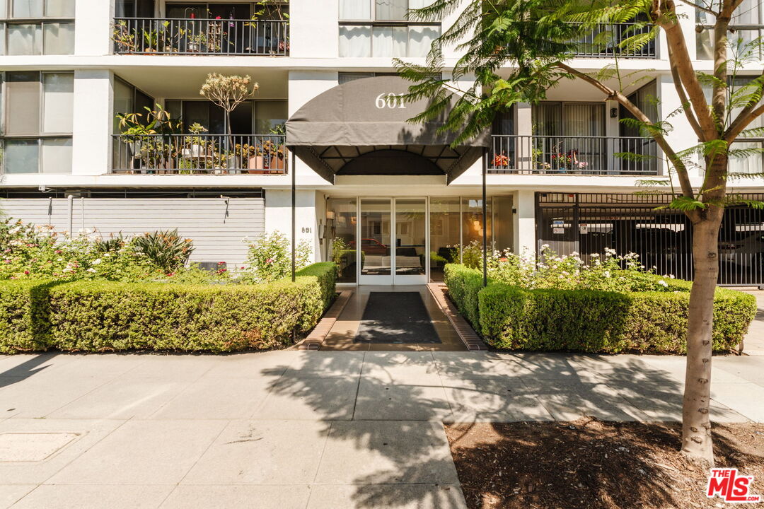 601 E Del Mar Blvd Unit: 204