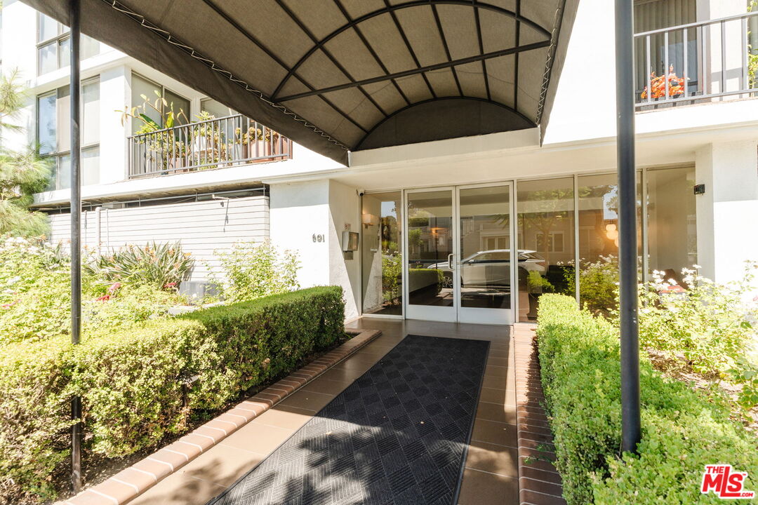 601 E Del Mar Blvd Unit: 204