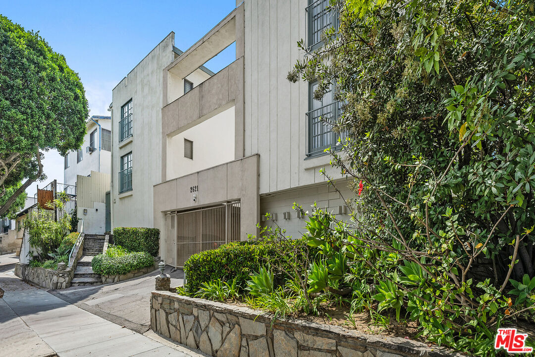 2621 Centinela Ave Unit: 16