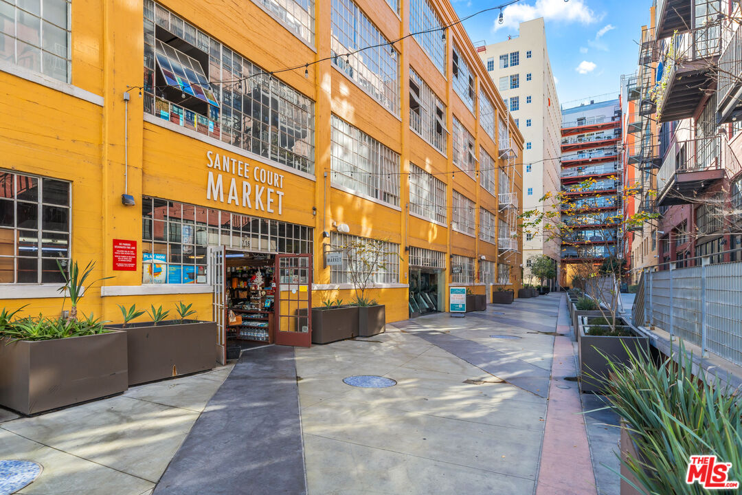 738 S Los Angeles St Unit: 305