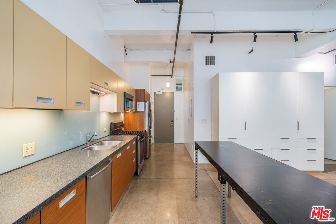 738 S Los Angeles St Unit: 305