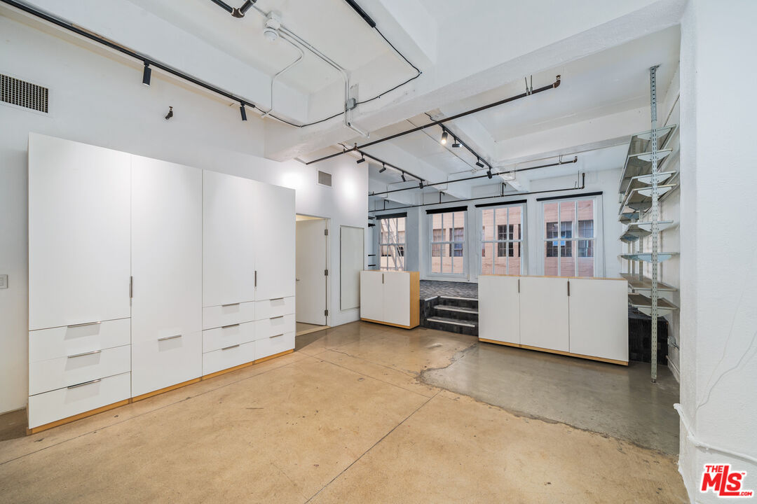 738 S Los Angeles St Unit: 305