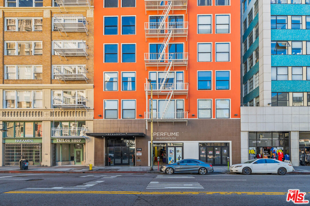 738 S Los Angeles St Unit: 305