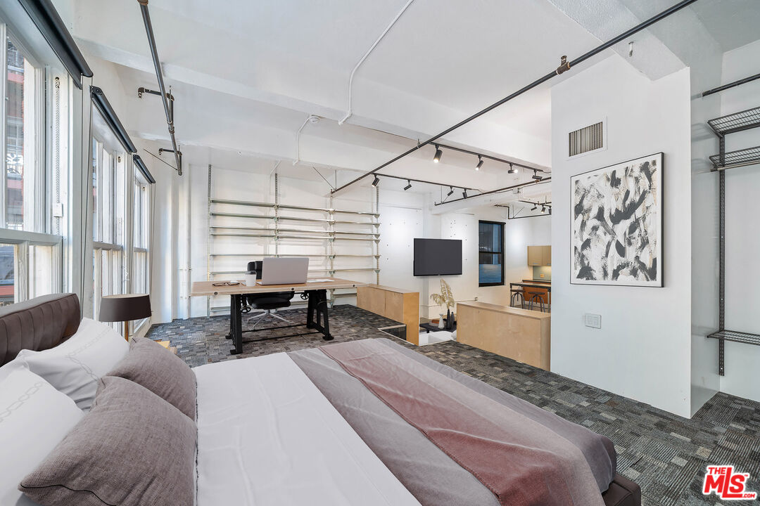 738 S Los Angeles St Unit: 305