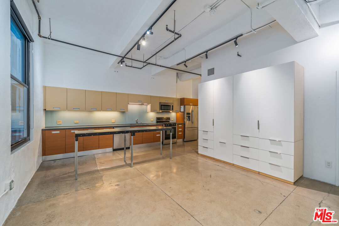 738 S Los Angeles St Unit: 305