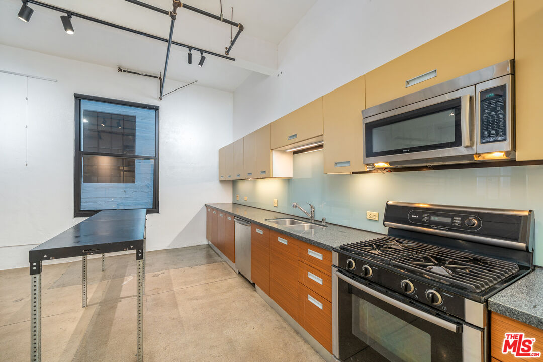 738 S Los Angeles St Unit: 305