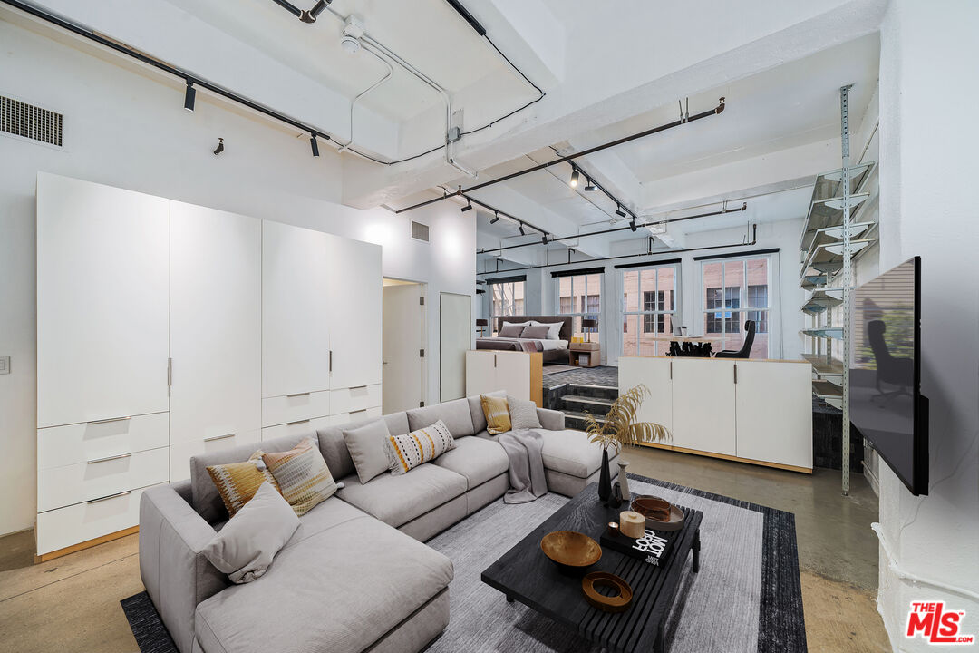 738 S Los Angeles St Unit: 305