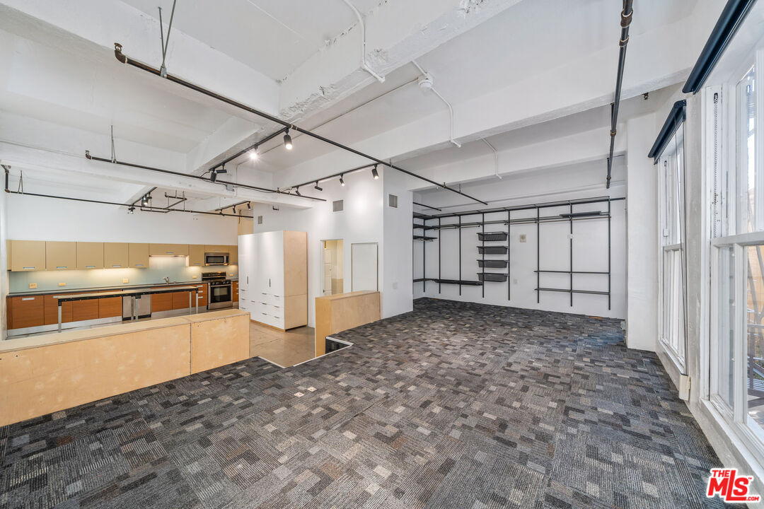 738 S Los Angeles St Unit: 305