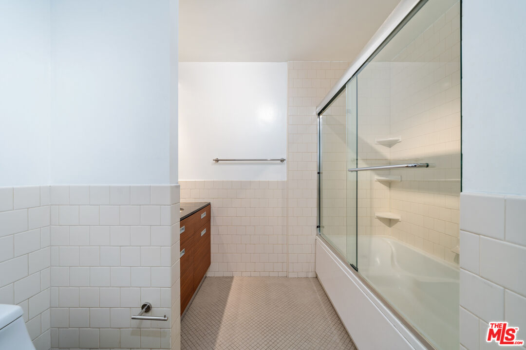 738 S Los Angeles St Unit: 305