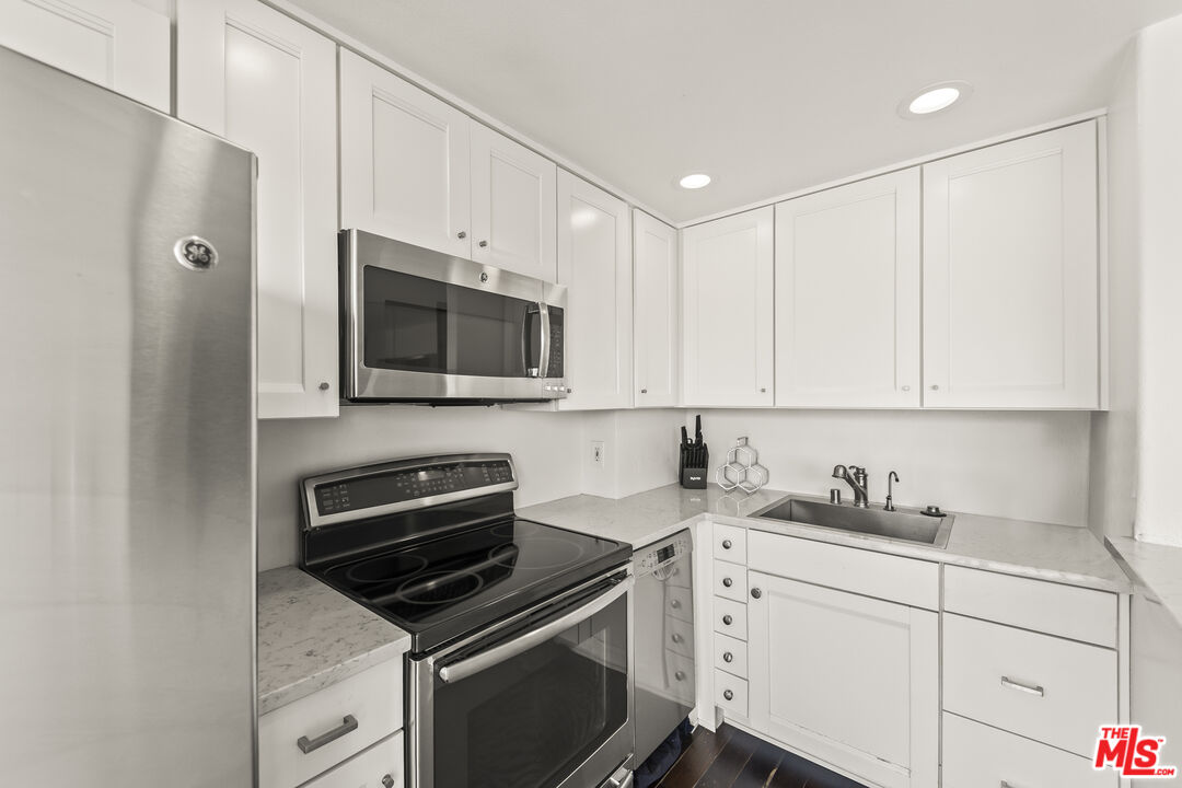 999 N Doheny Dr Unit: 211