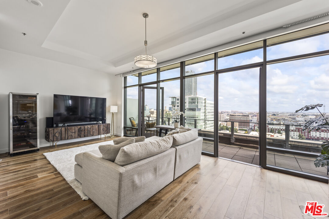 1100 S Hope St Unit: PH105