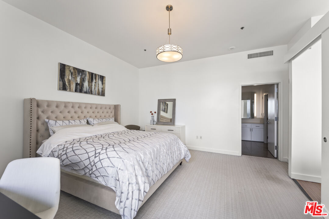 1100 S Hope St Unit: PH105