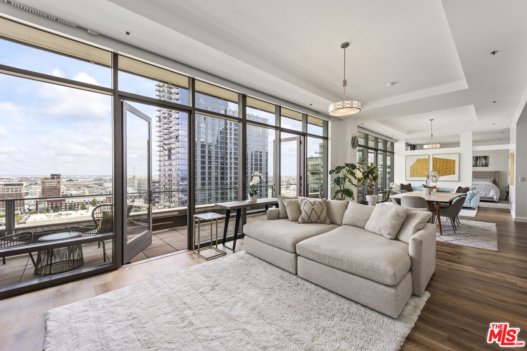 1100 S Hope St Unit: PH105