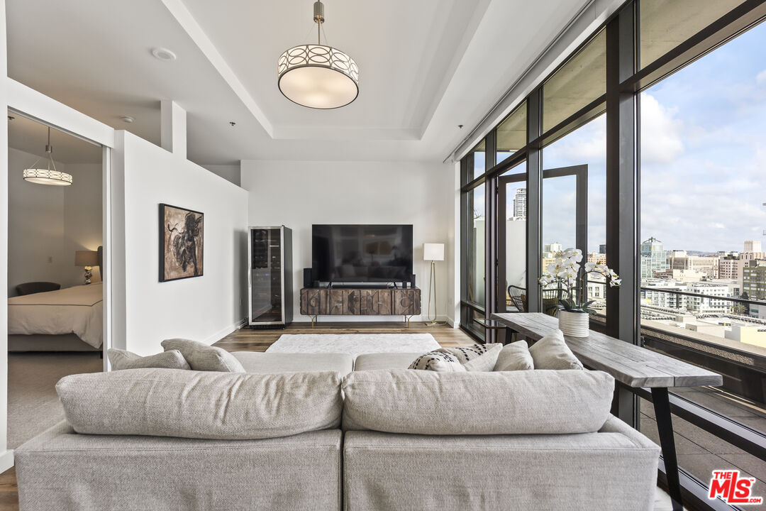 1100 S Hope St Unit: PH105