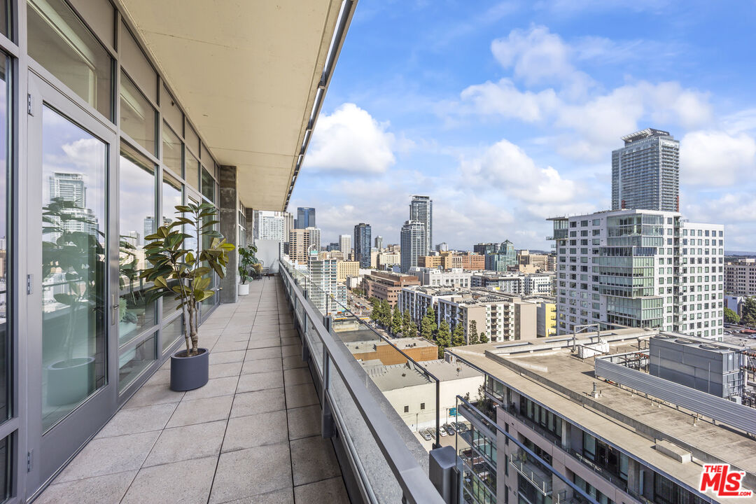 1100 S Hope St Unit: PH105