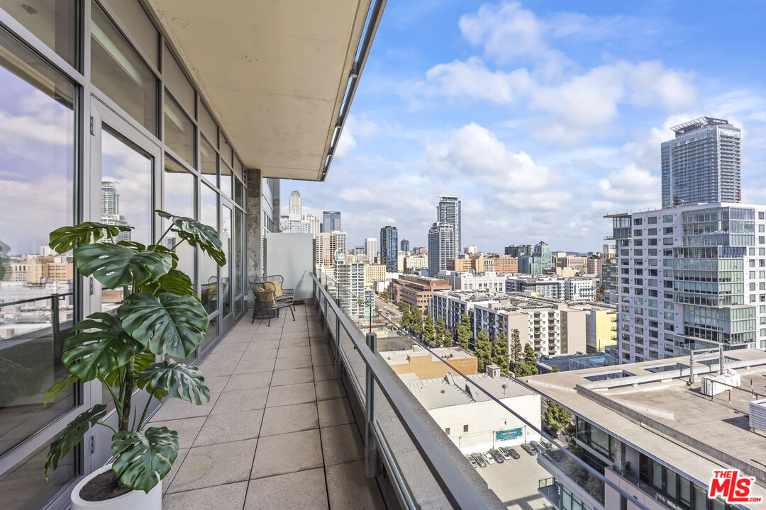 1100 S Hope St Unit: PH105