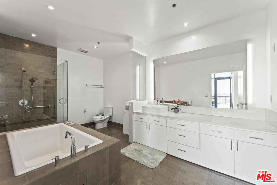 1100 S Hope St Unit: PH105