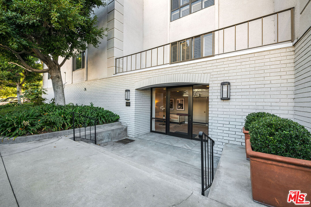 647 Wilcox Ave Unit: 3G