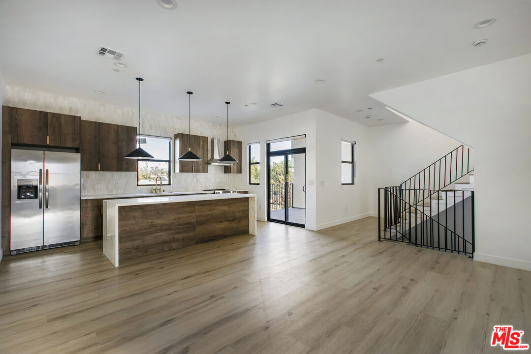 2651 Vineyard Ave