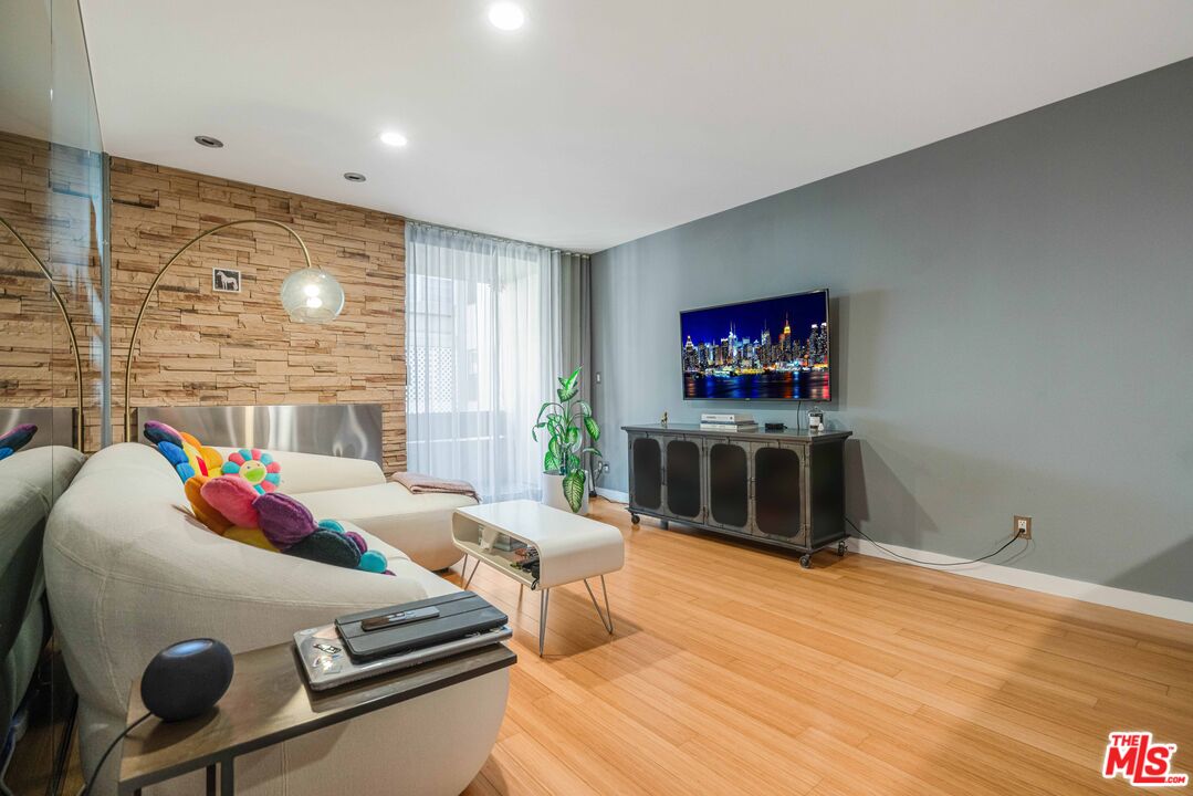 750 N Kings Rd Unit: 225