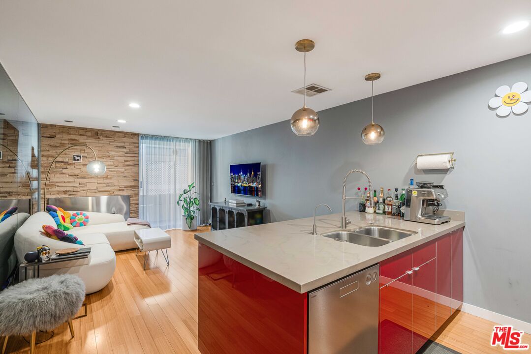 750 N Kings Rd Unit: 225