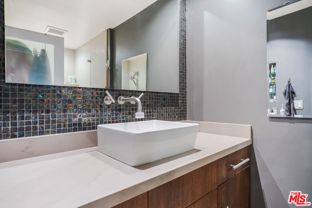 750 N Kings Rd Unit: 225