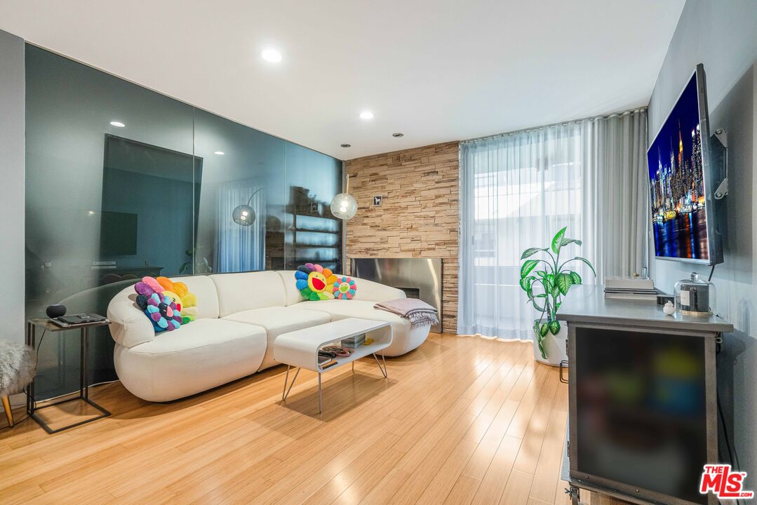 750 N Kings Rd Unit: 225