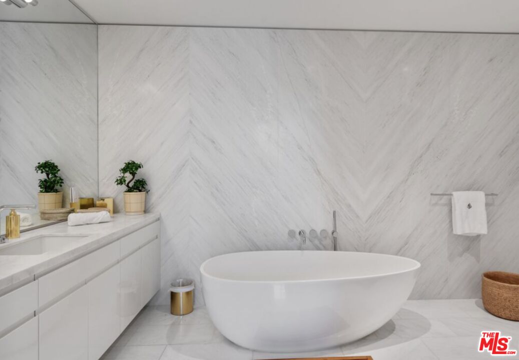 9000 W 3rd St Unit: 106