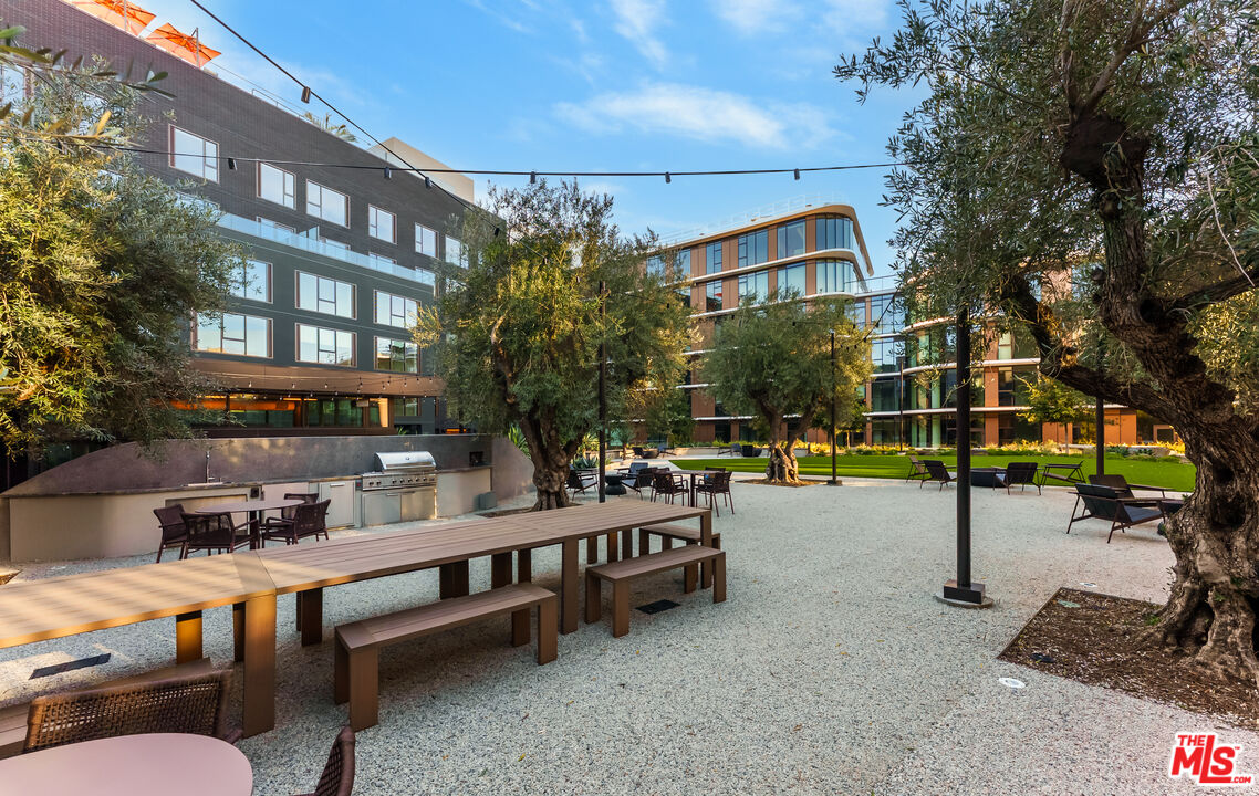 700 Broadway Unit: PH 801
