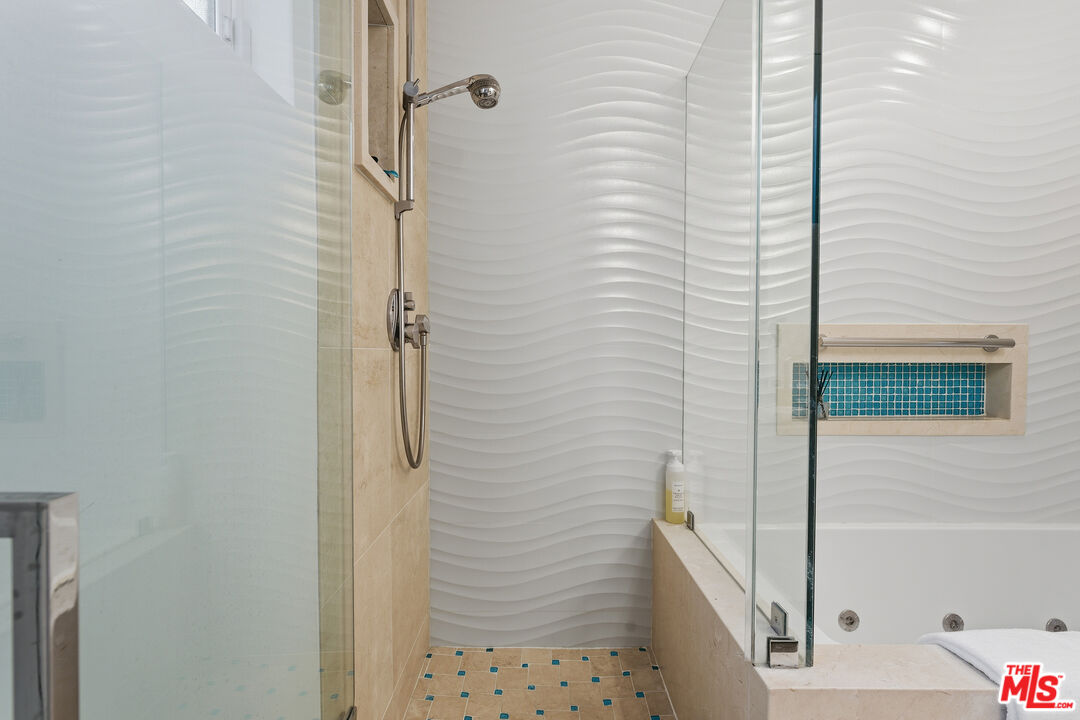 1015 N Kings Rd Unit: 110