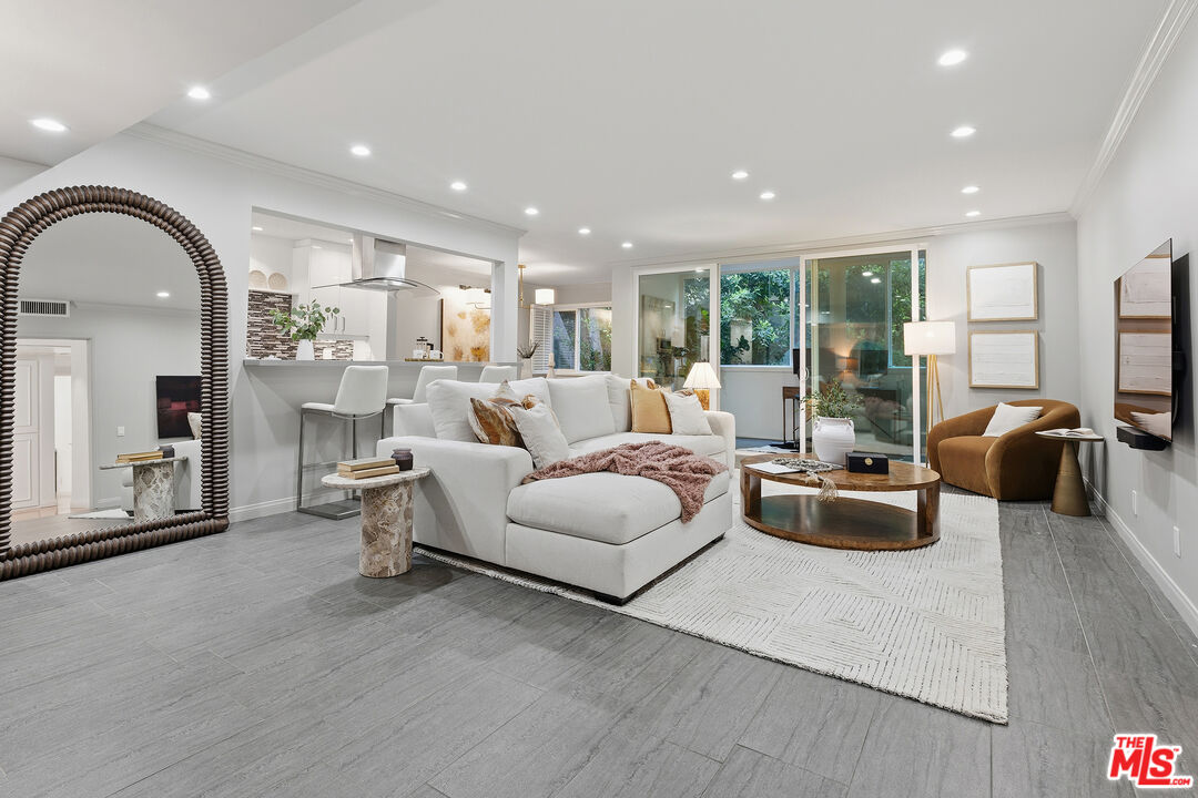 1015 N Kings Rd Unit: 110