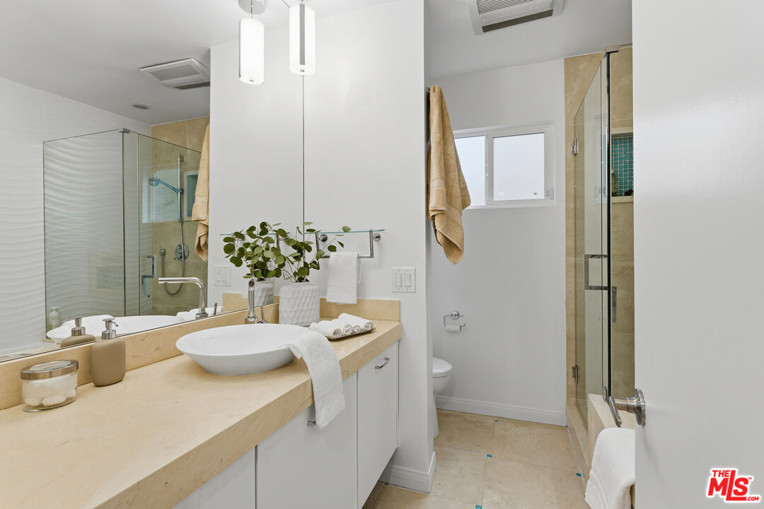 1015 N Kings Rd Unit: 110