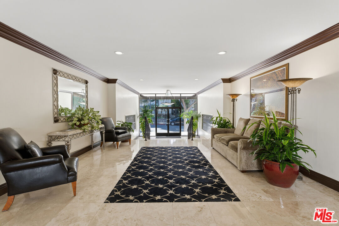 1015 N Kings Rd Unit: 110