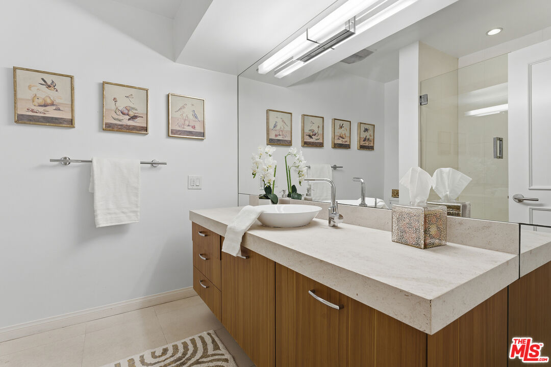 1015 N Kings Rd Unit: 110