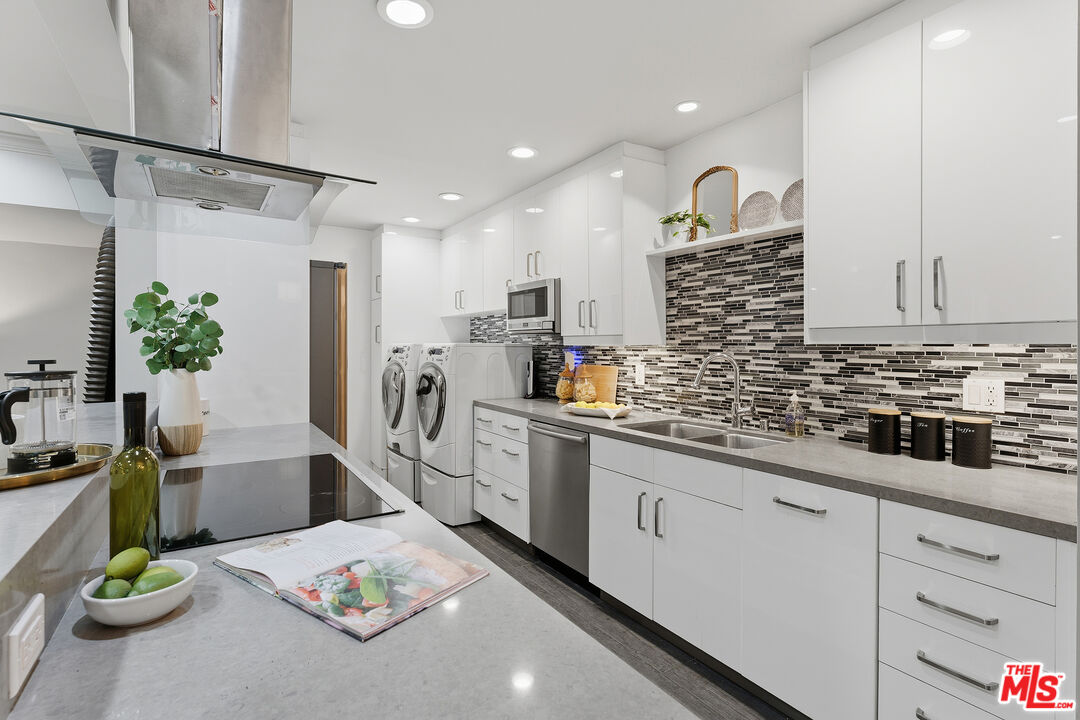 1015 N Kings Rd Unit: 110