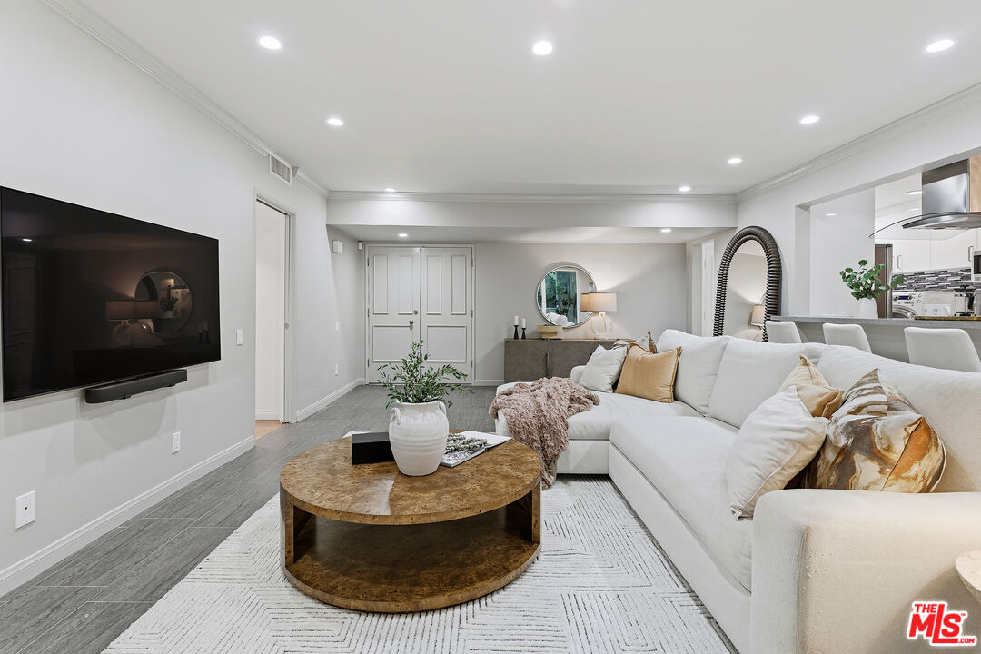 1015 N Kings Rd Unit: 110