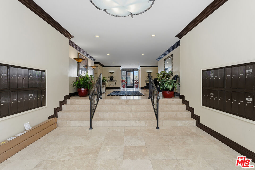 1015 N Kings Rd Unit: 110