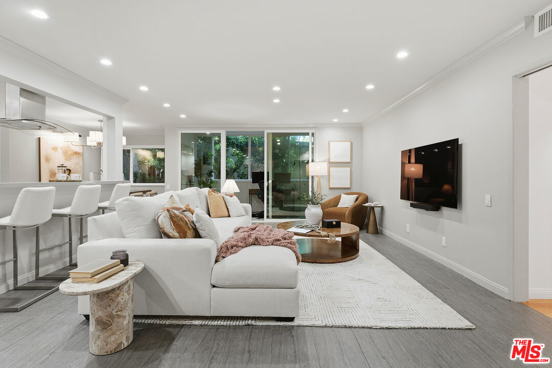 1015 N Kings Rd Unit: 110