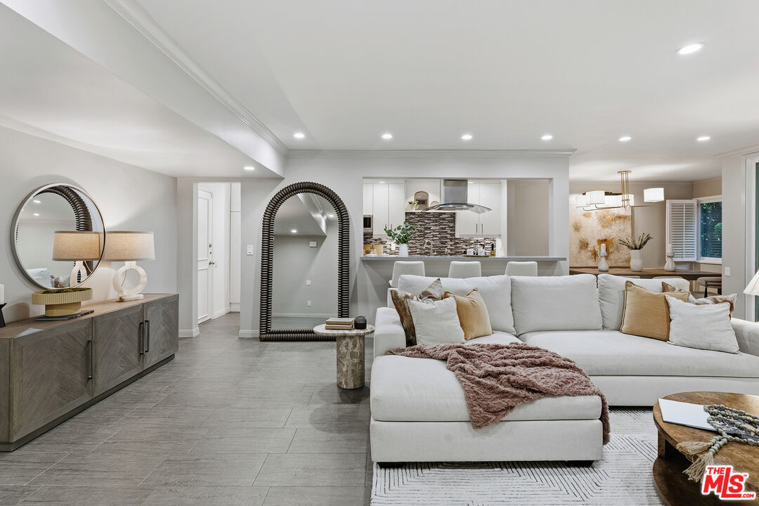 1015 N Kings Rd Unit: 110