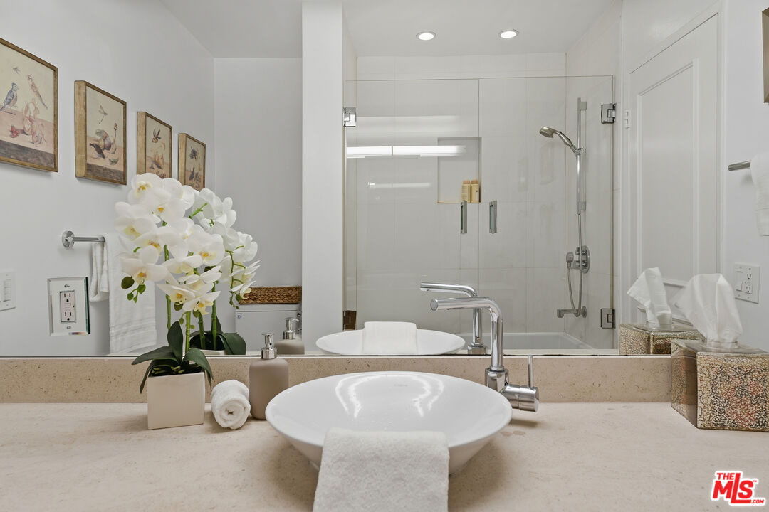 1015 N Kings Rd Unit: 110