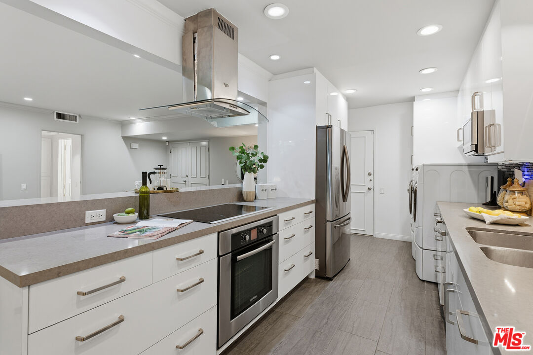 1015 N Kings Rd Unit: 110