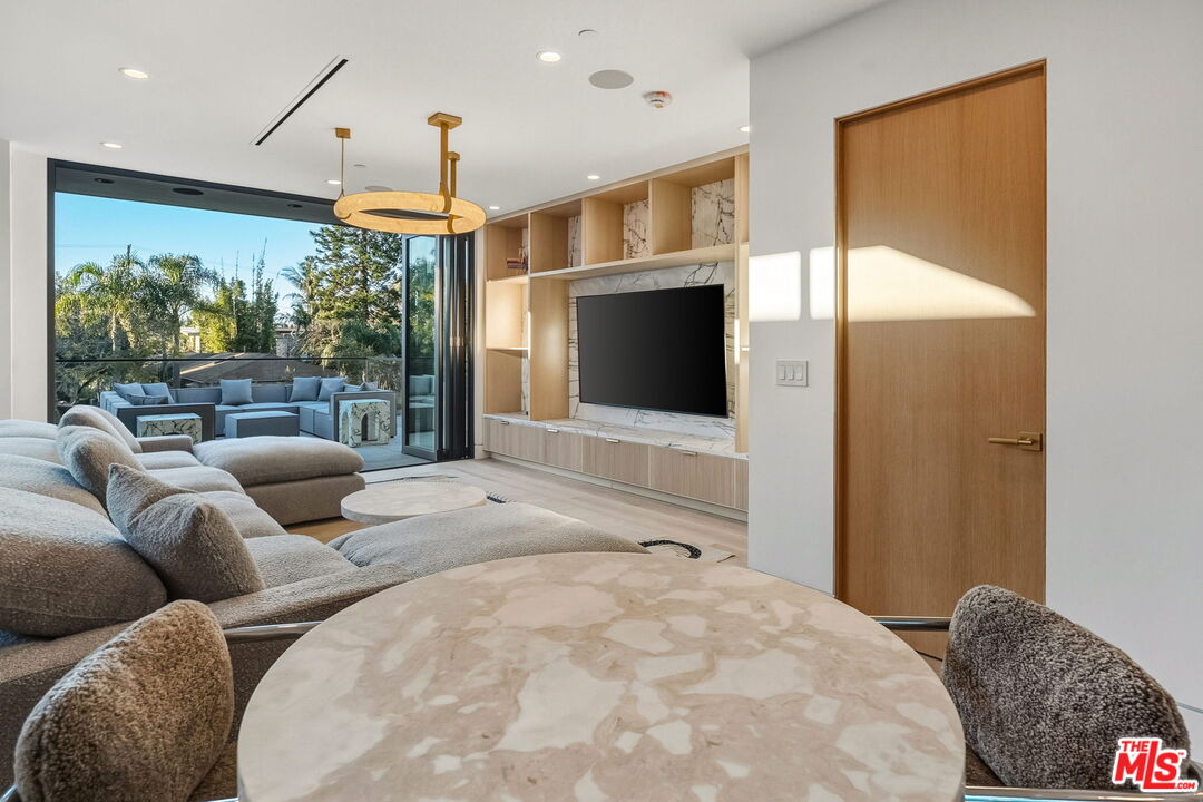 738 Palms Blvd