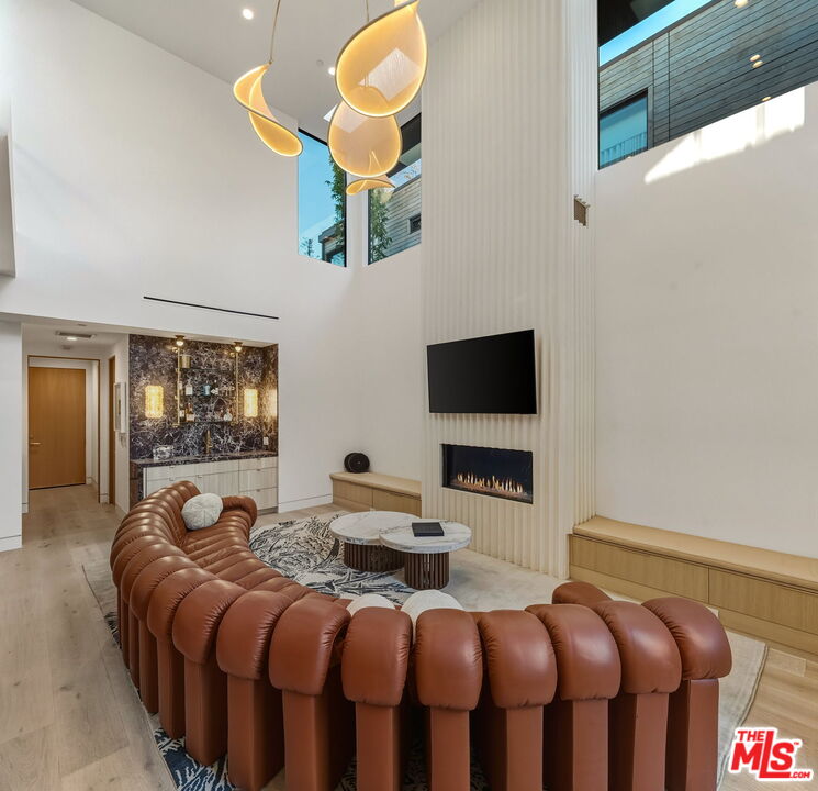 738 Palms Blvd