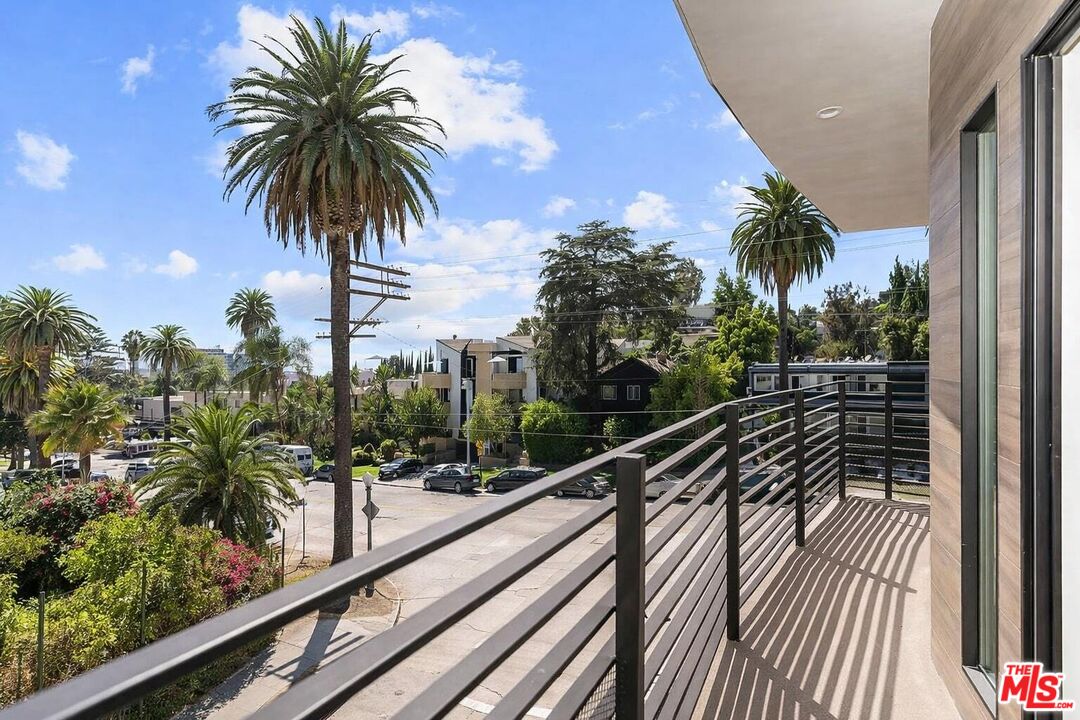 2115 Beachwood Ter