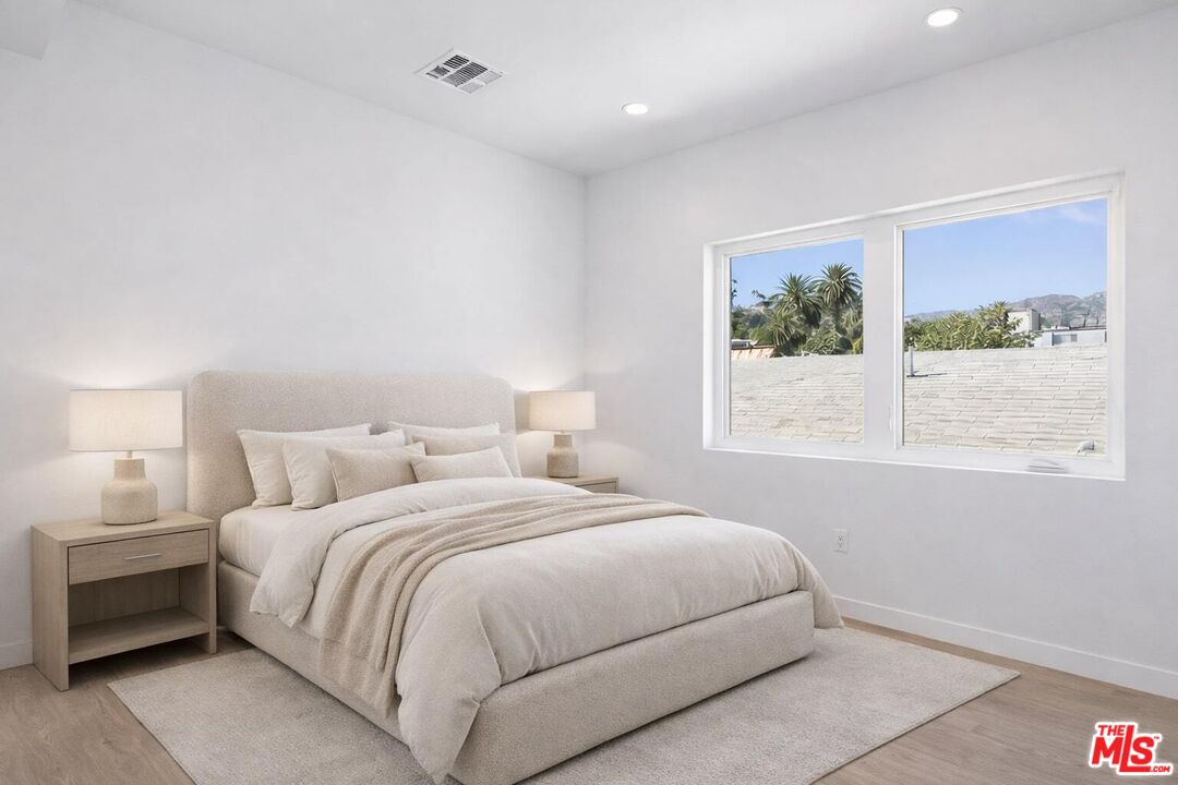 2115 Beachwood Ter