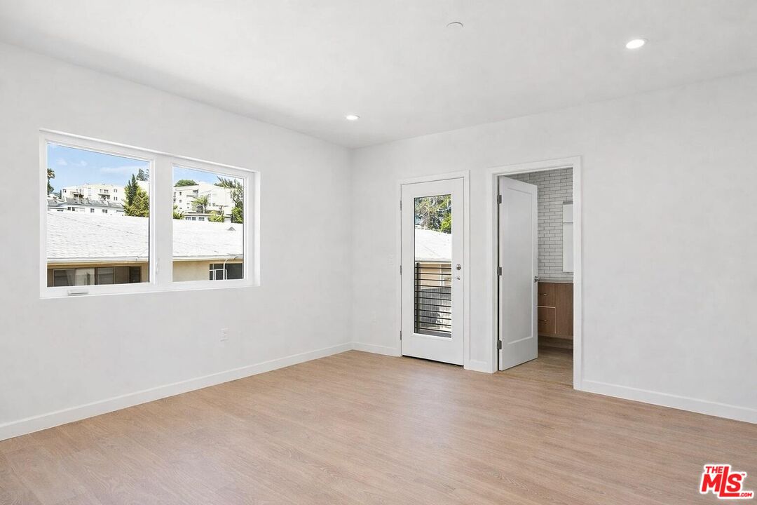 2115 Beachwood Ter