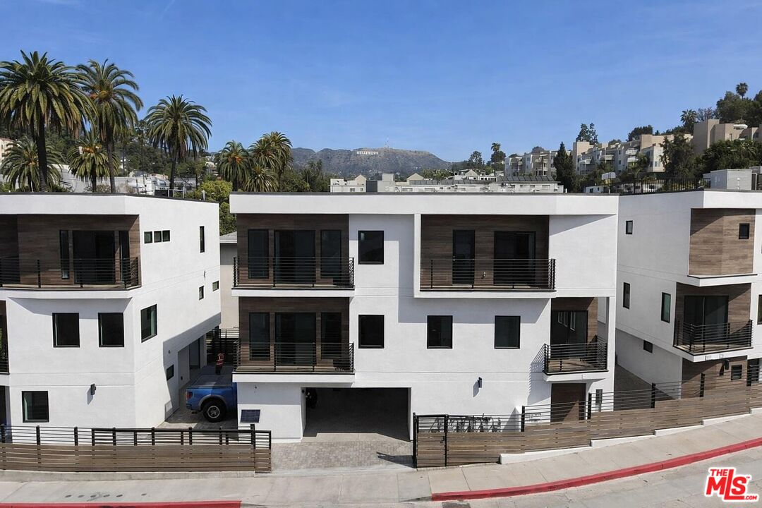 2115 Beachwood Ter