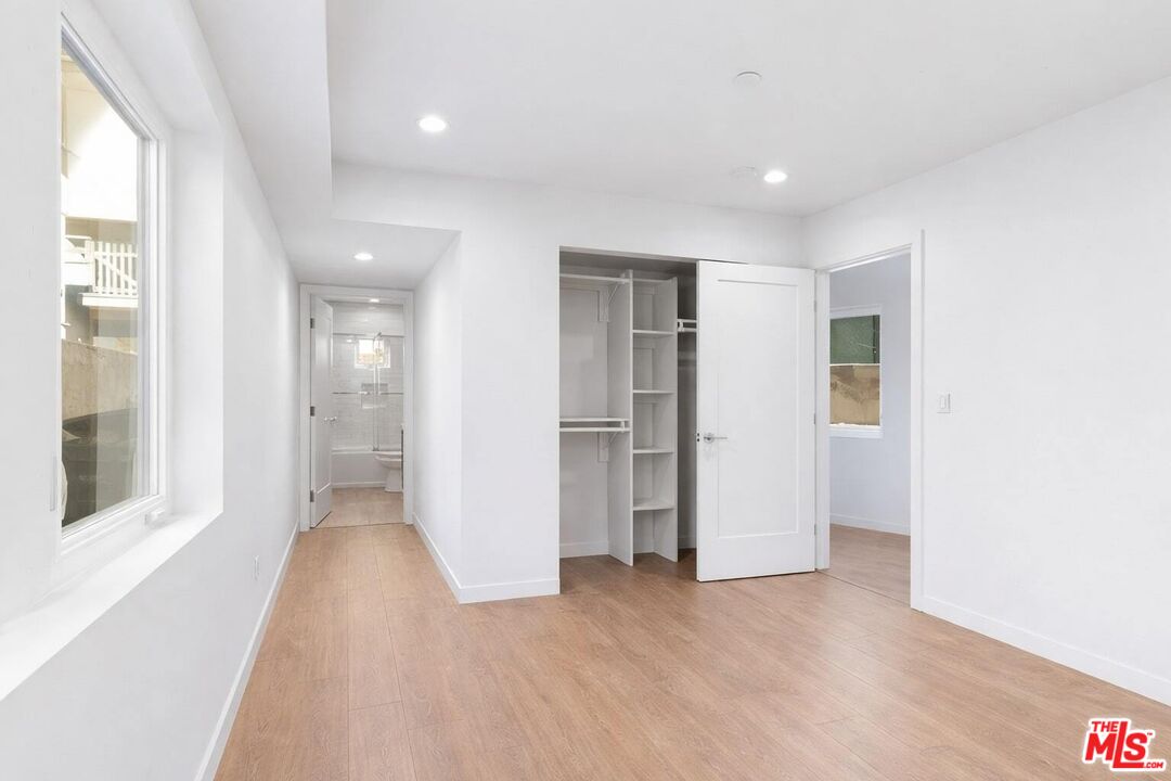 2115 Beachwood Ter