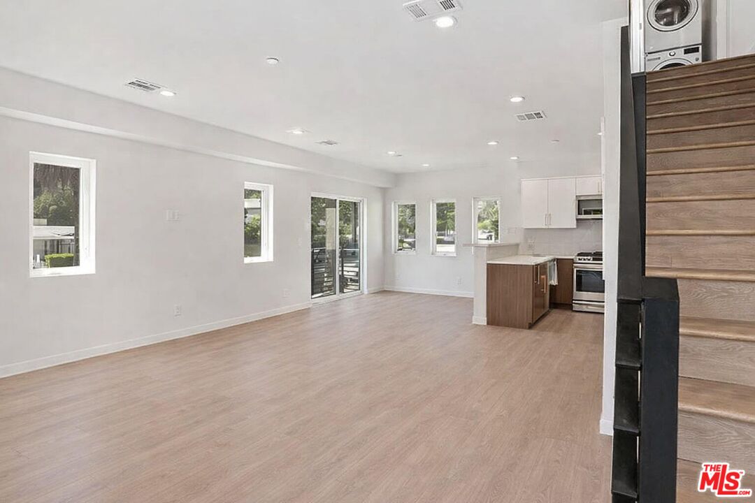 2115 Beachwood Ter